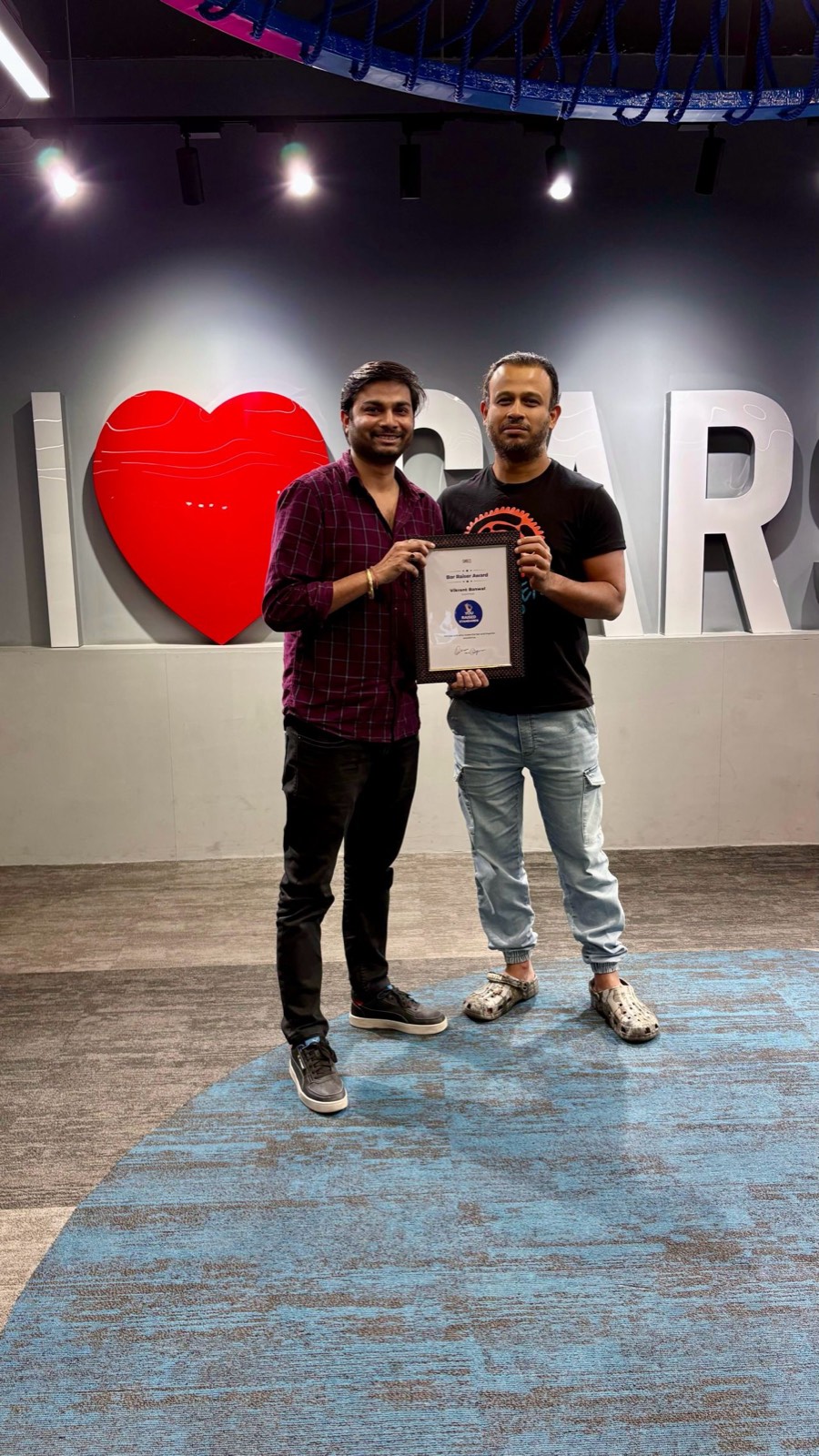 Vikrant Banwal receiving the CARS24 Bar Raiser Award for raising the standard and inspiring excellence, January 2025.